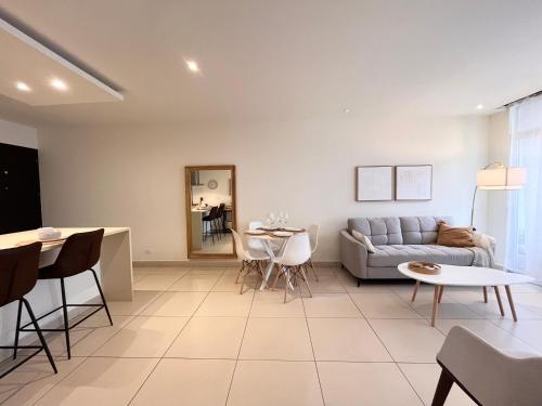 CR MARIPOSA RENTALS SANTA ANA RIVERPARK 2 BR, 2BH, Pool, Gym, WALK EVERYWHERE in 聖安娜