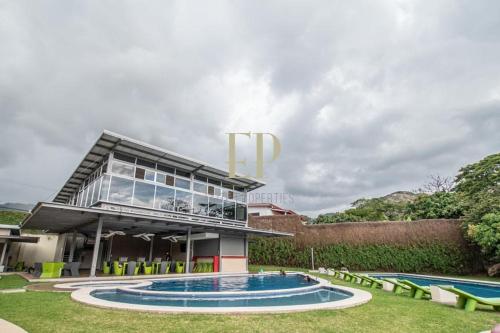 CR MARIPOSA RENTALS SANTA ANA RIVERPARK 2 BR, 2BH, Pool, Gym, WALK EVERYWHERE in 聖安娜