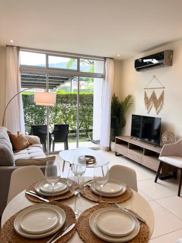 CR MARIPOSA RENTALS SANTA ANA RIVERPARK 2 BR, 2BH, Pool, Gym, WALK EVERYWHERE in 聖安娜