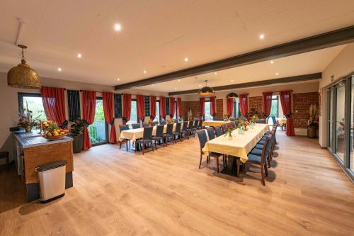 Restaurant, Ada's Buka Chalet auf dem Felsberg in Lautertal (Odenwald)