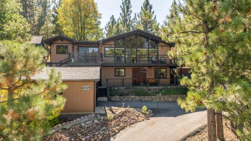 64 - Top of the Lake home in Big Bear Lake, USA