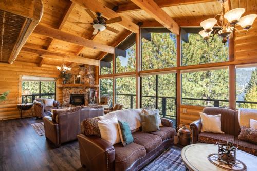 64 - Top of the Lake home in Big Bear Lake, USA