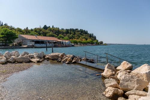 Floating Sea House SHARK 3 Floating Sea House SHARK 3