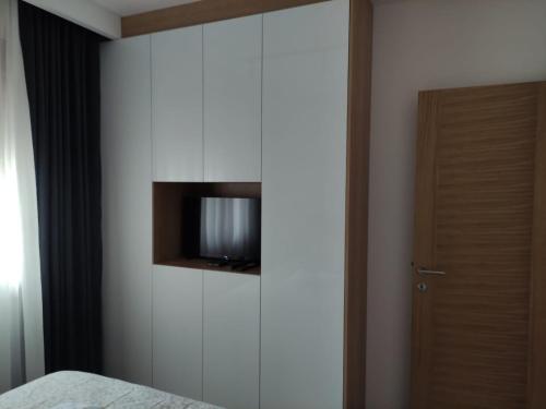 One-Bedroom Apartment image 4