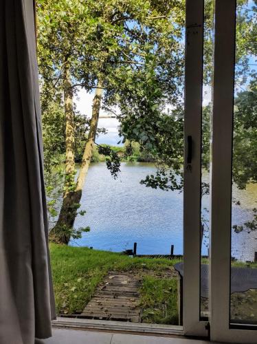 Huisje aan het water gîte à louer Bergen