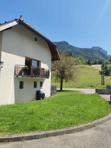 Pied des montagnes proche du lac d'Annecy in Aviernoz