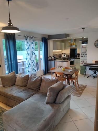 Pied des montagnes proche du lac d'Annecy in Aviernoz