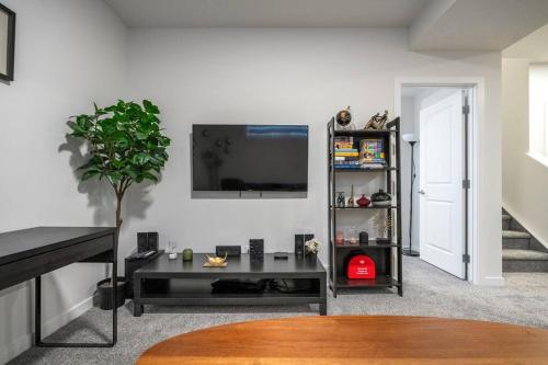 . Perfect Stay 2 Bedroom Basement Suite