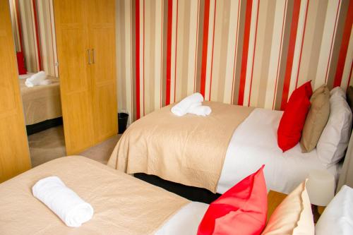 Contractors l Families l Relocation l 5BDR I Sleeps11 I Super Fast Wi-Fi I Free Parking - Tap to explore photos
