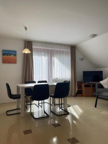2 bedrooms, 3 beds