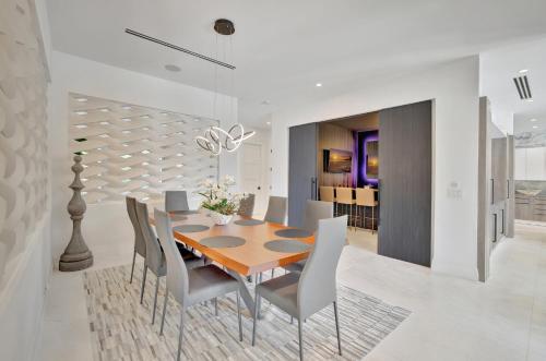 Elegant Waterfront Estate 6BR- 6.5BA in Fort Lauderdale, USA
