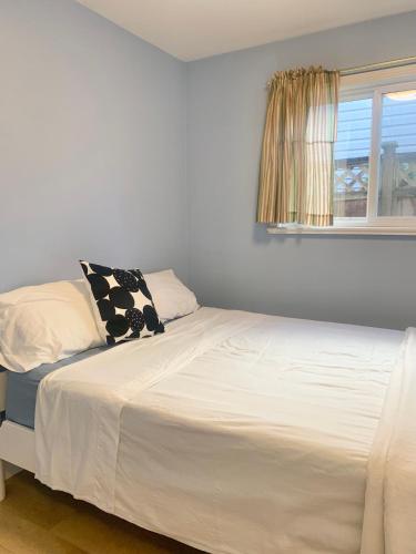 Entire 1Bed 1Bath Suite Coquitlam Centre in Port Coquitlam, Canada