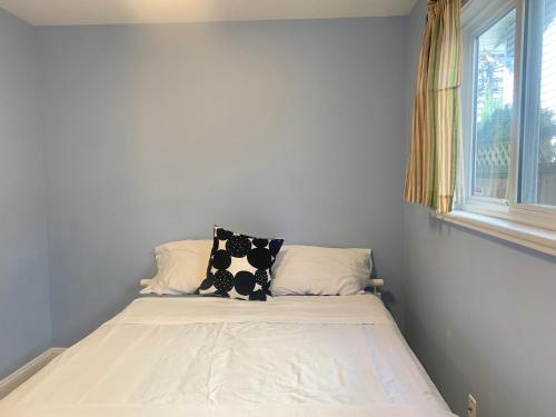 Entire 1Bed 1Bath Suite Coquitlam Centre in Port Coquitlam, Canada