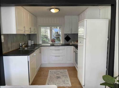 Idyllisk sørlandshus i Arendal sentrum - i vannkanten in อาเร็นดาล