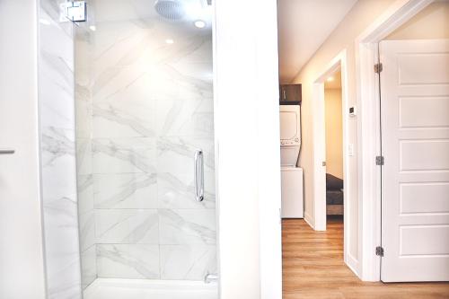 Bathroom, Elegant 3BDR in Heart Of Plateau 8B in Plateau Mont Royal