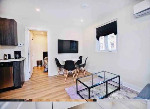 Shared lounge/TV area, Elegant 3BDR in Heart Of Plateau 8B in Plateau Mont Royal