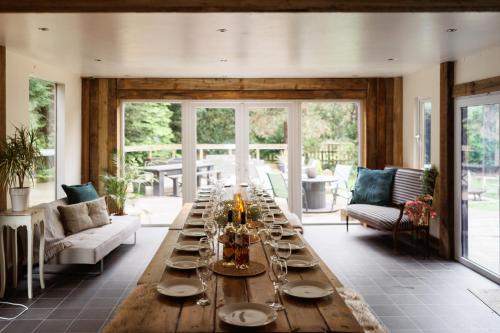 Cheerful 7-bedroom house with hot tub sleeps 25 in Rangeworthy