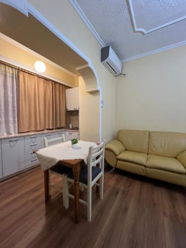Alle's M Shyri studio apartment, Tirana (photo 6)