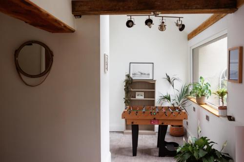 Cheerful 7-bedroom house with hot tub sleeps 25 in Rangeworthy