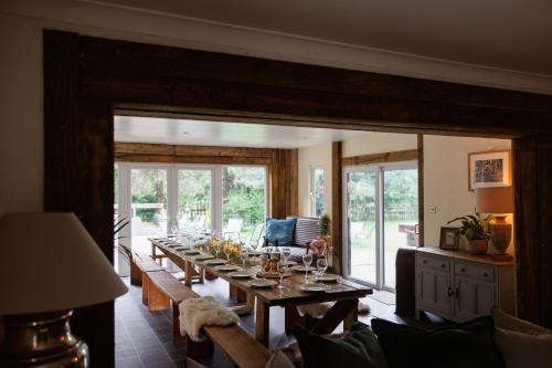 Cheerful 7-bedroom house with hot tub sleeps 25 in Rangeworthy
