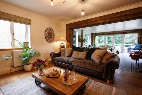 Cheerful 7-bedroom house with hot tub sleeps 25 in Rangeworthy