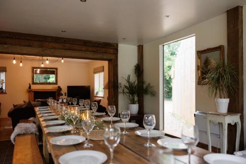 Cheerful 7-bedroom house with hot tub sleeps 25 in Rangeworthy