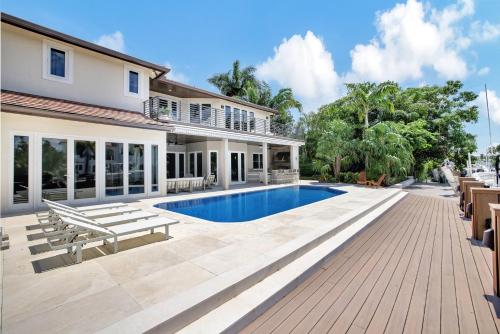 Elegant Waterfront Estate 6BR- 6.5BA in Fort Lauderdale, USA