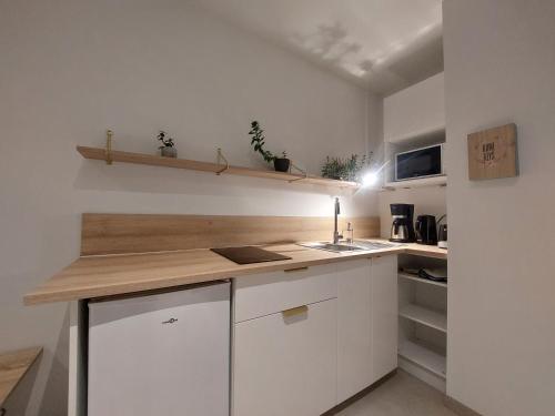 ห้องครัว, Studio confort proche de la mer sur la côte d'Emeraude - Le Minihic sur Rance (Studio confort proche de la mer sur la cote d'Emeraude - Le Minihic sur Rance) in ดีนาร์