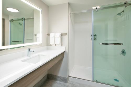 Holiday Inn Express & Suites Milwaukee NW - Park Place by IHG in Milwaukee, USA
