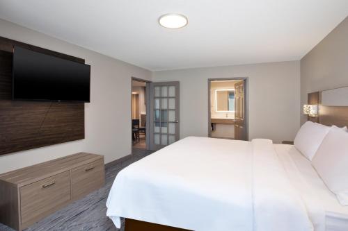 Holiday Inn Express & Suites Milwaukee NW - Park Place by IHG in Milwaukee, USA