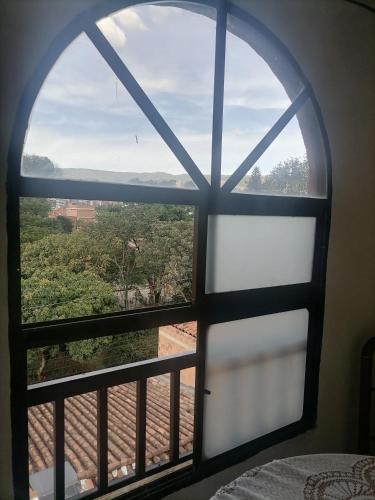 Cuarto con cuarto de baño y terraza - image 2
