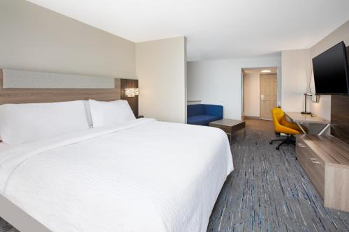King Room with Roll-In Shower - Disability Access