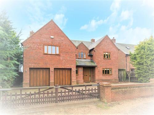 Spacious Home, 6 large bedrooms, full sky package, sleeps 14, Pattishall