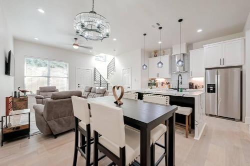 Entire Modern Home in EaDo - Minutes from Downtown! in Houston, USA
