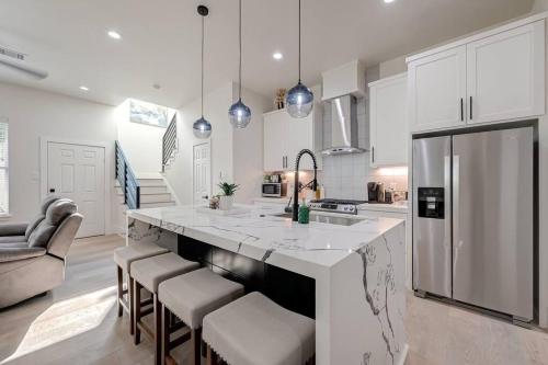 Entire Modern Home in EaDo - Minutes from Downtown! in Houston, USA