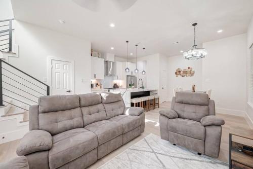 Entire Modern Home in EaDo - Minutes from Downtown! in Houston, USA