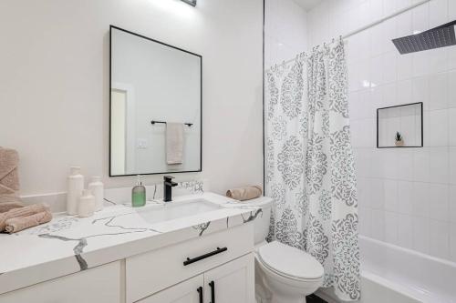 Entire Modern Home in EaDo - Minutes from Downtown! in Houston, USA