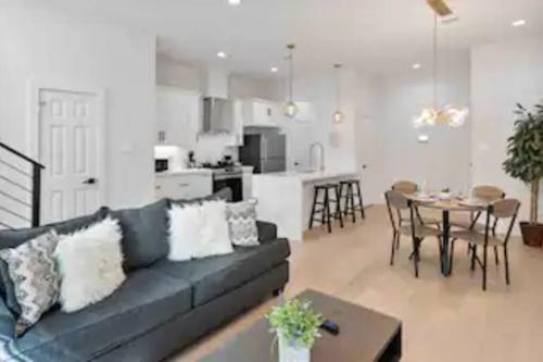 Spacious 3BR with King-Sized Beds in East Downtown Houston in Houston, USA