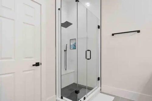 Spacious 3BR with King-Sized Beds in East Downtown Houston in Houston, USA