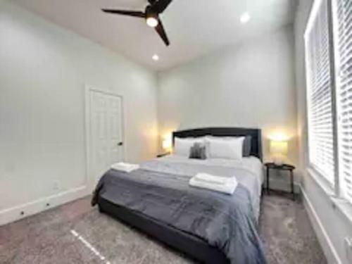 Spacious 3BR with King-Sized Beds in East Downtown Houston in Houston, USA