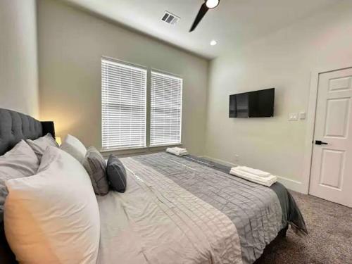 Spacious 3BR with King-Sized Beds in East Downtown Houston in Houston, USA