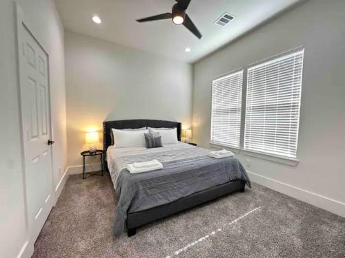 Spacious 3BR with King-Sized Beds in East Downtown Houston in Houston, USA