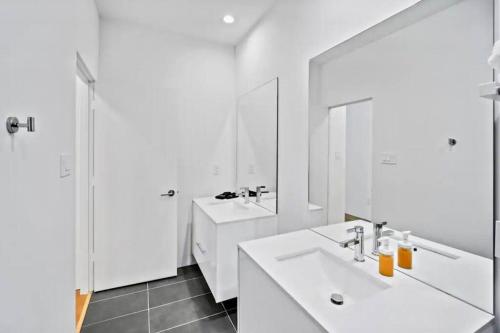 Spacious & Modern House in East Downtown Houston Near Metro Rail & Downtown in Houston, USA