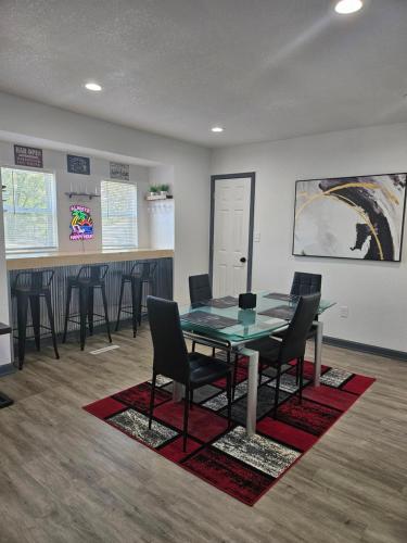 Modern 3BR Home, 3 min airport. in Des Moines, USA