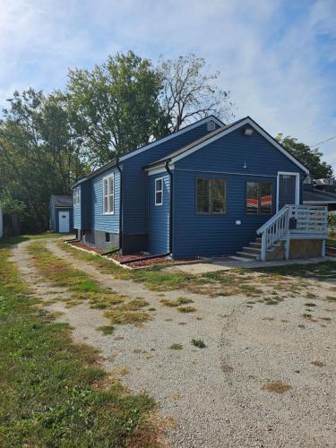 Modern 3BR Home, 3 min airport. in Des Moines, USA