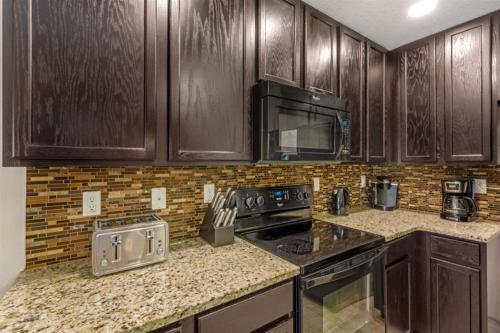 299- Fabulous 4 Bed Modern Decor Villa with Private Pool Overlooking Conservation and Water View in Kissimmee, USA