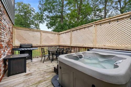 hot tub I game room I private deck I in Summersville (WV)