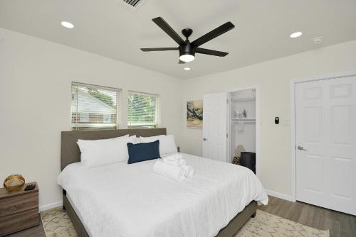 Stylish 4-Bedroom Home 9 Minutes From Downtown in Houston, USA