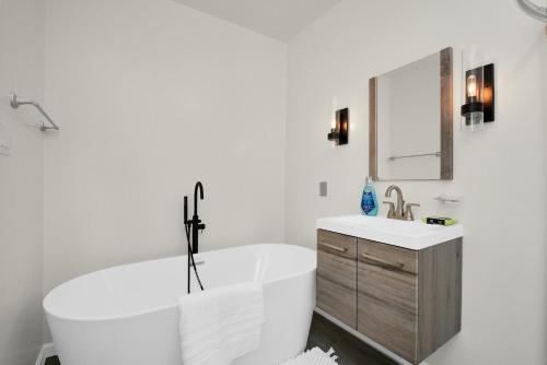 Stylish 4-Bedroom Home 9 Minutes From Downtown in Houston, USA