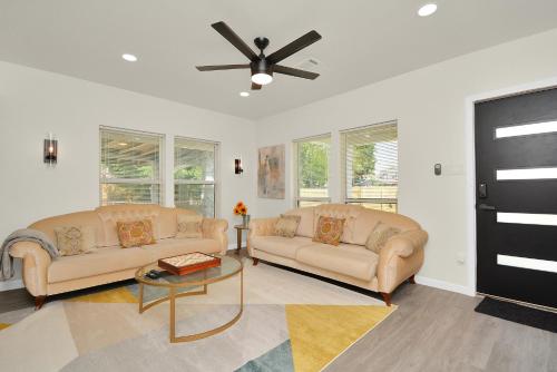 Stylish 4-Bedroom Home 9 Minutes From Downtown in Houston, USA